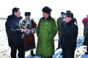 旗委书记乌力吉,旗长贺希格布仁向锡林郭勒盟盟长刘俊臣一行汇报抗灾