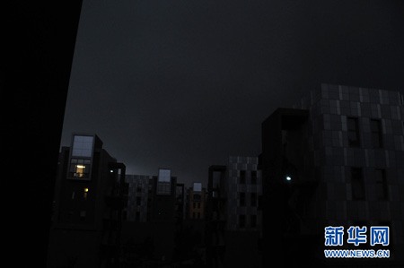 组图:北京遭暴雨袭击 白昼如黑夜
