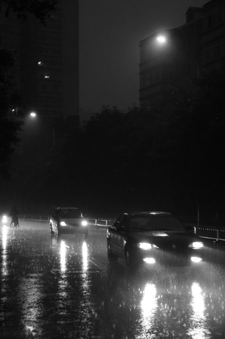 倾盆大雨,北京昨日白昼如夜(组图)