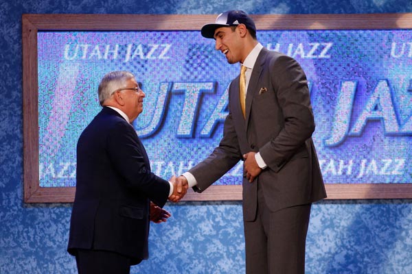 图文:[NBA]2011选秀大会 坎特上台