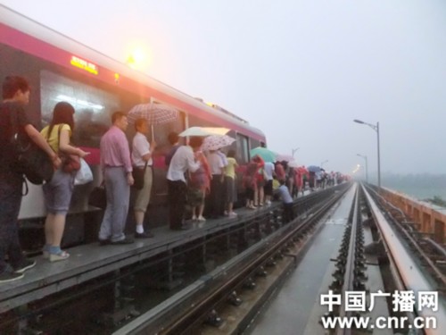 北京暴雨致地铁亦庄线停驶(图)
