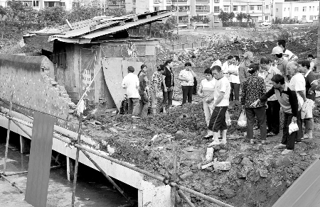 重庆长寿晏家中学的围墙垮塌 压伤了13名初中