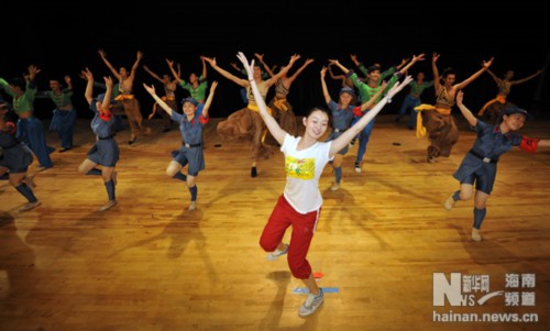 6月22日,琼海市嘉积中学舞蹈团的学生们正在排