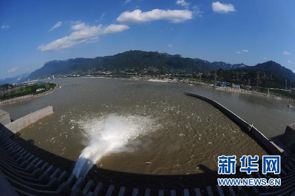 三峡大坝今年首次开闸泄洪 目的是调整水库水