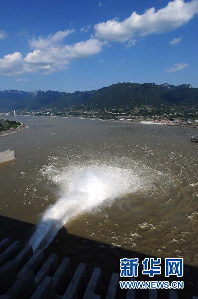 三峡大坝今年首次开闸泄洪 目的是调整水库水