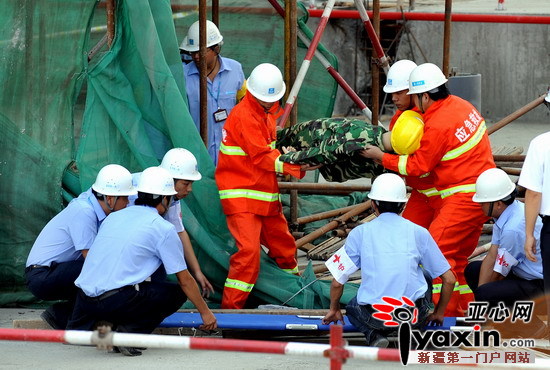 贺岩) "快救人,工地架子塌了……"6月24日,乌鲁木齐市南湖东路一建筑