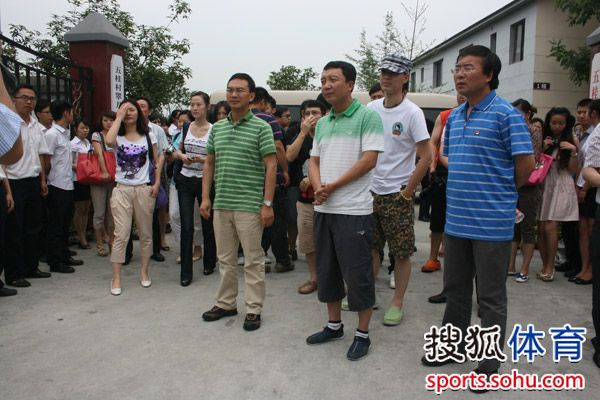 幻灯:央视明星足球队造访都江堰 参观重建景点