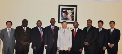 巴哈马国家安全部长夫妇到中国大使官邸做客(