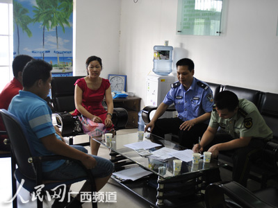 来宾市交警一大队叶永局教导员,市公安局消防支队相关领导与来宾市图片