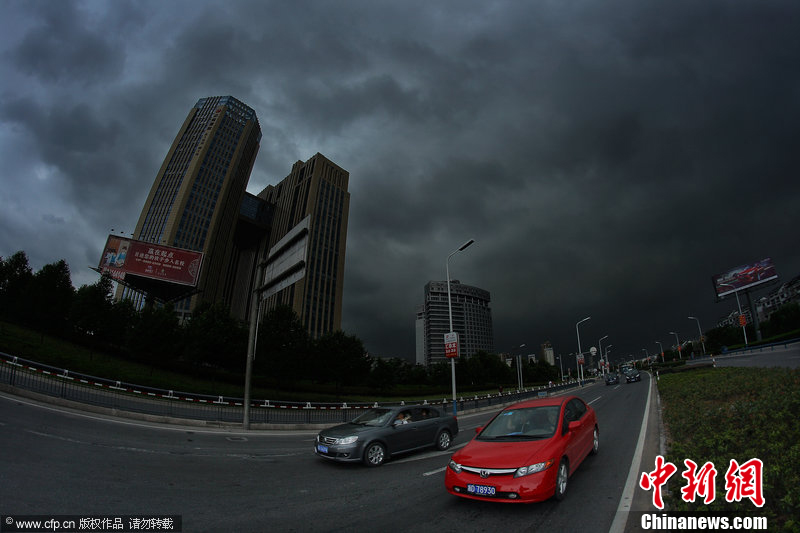 浙江绍兴受台风米雷影响 白昼如夜(高清组图