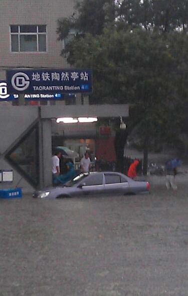 网友实拍北京暴雨:地铁站都被淹了(组图)-搜狐