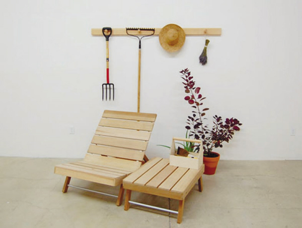 木头组合家具,可以是躺椅,矮桌,也可以拼成一张矮床,各种功能通过简单