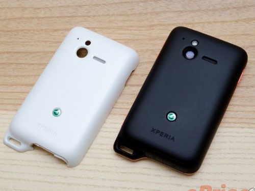Xperia active有两种颜色：橘色与白色，不过差别只在于手机侧边的颜色不同而已，两种色系未来出货时，都会附上一黑一白的背壳，让使用者可以随意更换