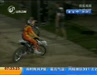 视频：罗马街头上演极限运动 摩托车挑战