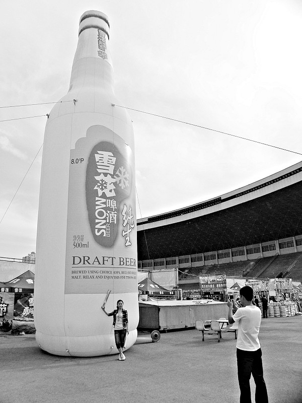 雪花啤酒节巨型瓶模成"明星"(图)