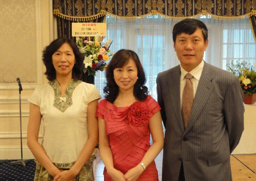 中国驻大阪总领事馆副总领事张欣(左),领事赵大为到会祝贺白雪梅(中)