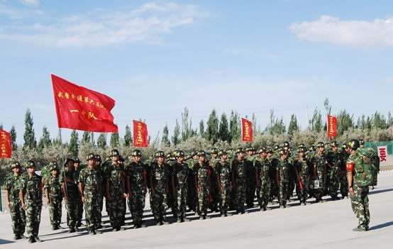 戈壁砺尖兵——武警交通部队应急救援演练(图)
