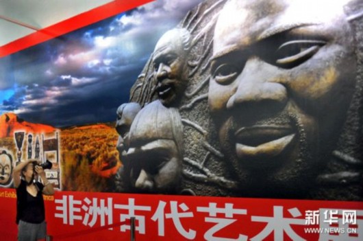图片版权归原作者所有 6月22日,一位参观者在非洲古代艺术展展区拍照。-图片版权归原作者所有