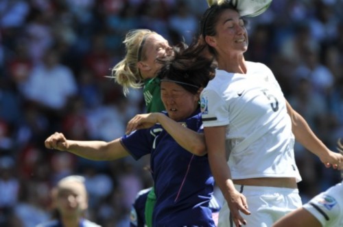 图文-女足世界杯日本VS新西兰 永里优季头球争