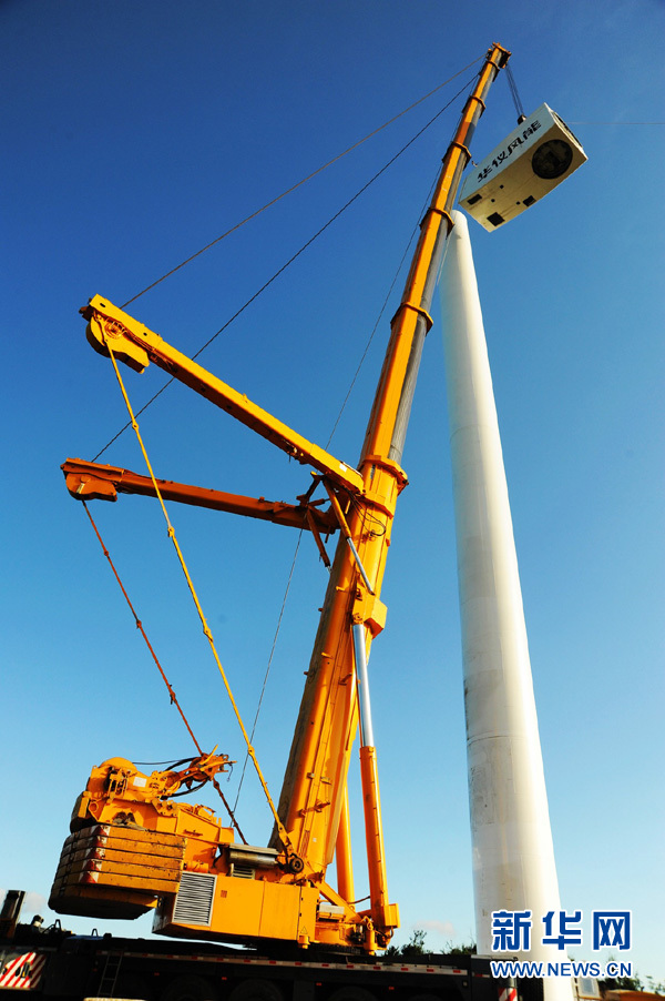 6月24日,大型机械在浙江舟山市定海区岑港镇的岑港风电场建设工地吊装