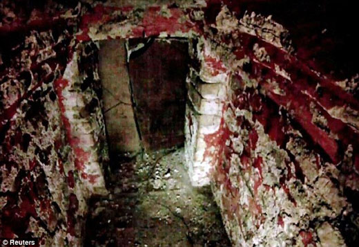 考古学家将微型照相机成功“潜入”到一座神秘的玛雅人统治者坟墓内部，并将其内部“装修”一览无余的拍摄了下来