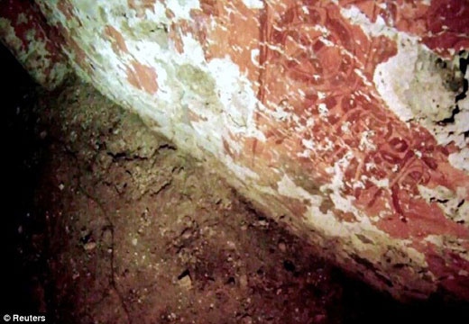 这座坟墓的内部至今保存的十分完整，甚至可以清晰的红色的壁画，陶器以及几匹用翡翠和贝壳所做成的寿衣