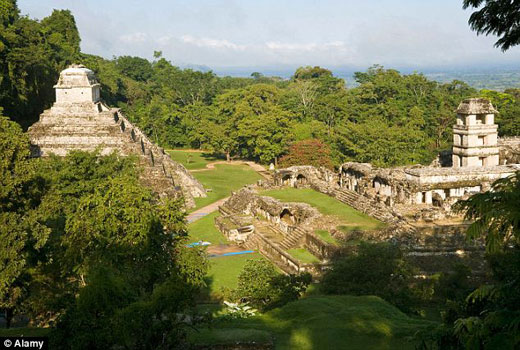 墨西哥南部的帕伦克考古遗址周围被密林覆盖