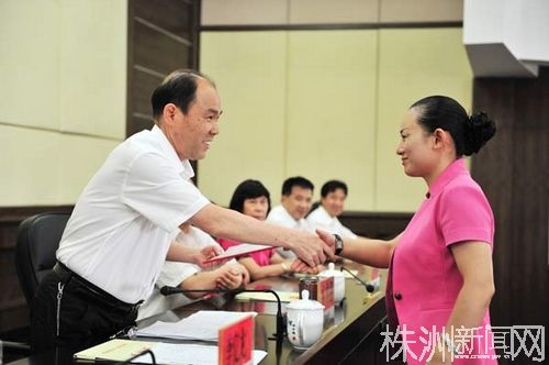 李晖当选为怀化市代理市长 (1)(组图)