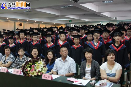 江苏路博士毕业生典礼身披小学服手拿证书(图)明德长春市小学图片