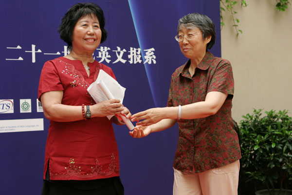 中国日报社常务副总编辑黄庆为北京语言大学英语教授李燕姝颁发大赛