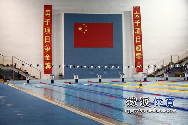 图文:中国游泳队公开训练 游泳队世锦赛目标