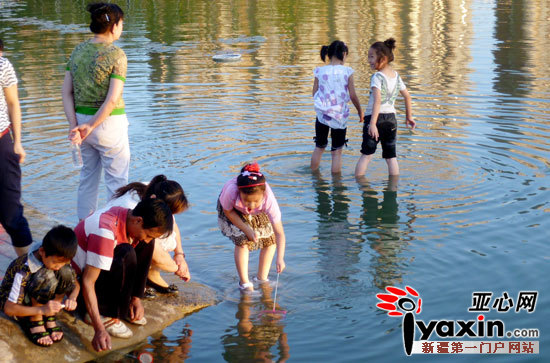 新疆乌鲁木齐市南湖工作人员提醒 莫让孩子在水边玩耍