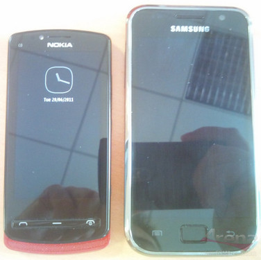 诺基亚N700（Zeta）与三星Galaxy S对比图