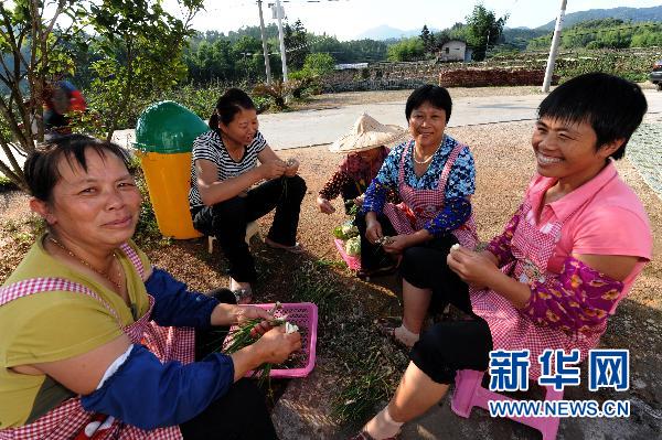 古田镇五龙村妇女在择菜,聊天(6月9日摄).新华社记者张国俊摄