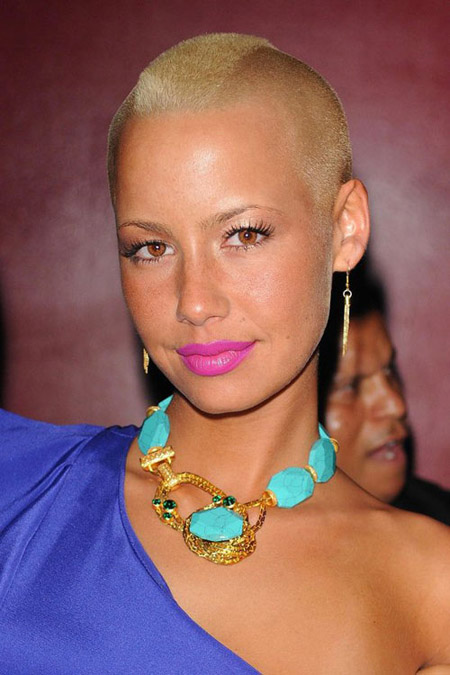 艾波·罗丝(amber rose)从来都是艳色的热爱者,桃红色的嘴唇让人印象