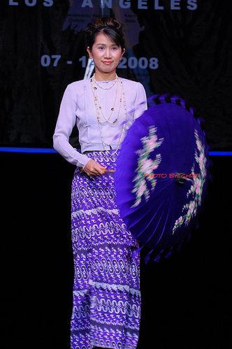 他们更喜欢穿着缅甸传统筒裙――笼基