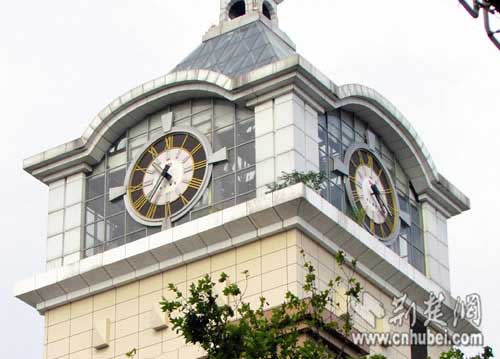 闹市楼顶悬挂钟时间相差甚远 市民频被误导(图)