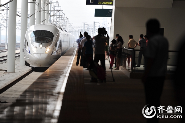 高清直击:京沪高铁济南西站迎来首趟高铁