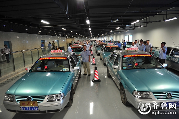 今天下午,来自济南各大出租车公司的近四百辆出租车在统一调度下来到