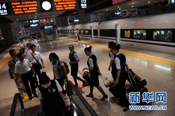京沪高铁首发列车G2次列车抵达北京(组图)