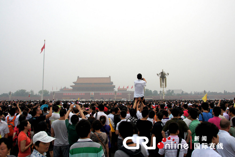 北京:数万人汇集天安门广场观看升旗(高清组图