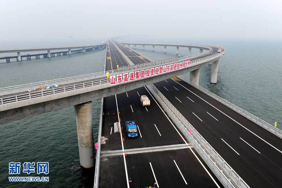 世界最长跨海大桥和国内最长海底隧道同时通车
