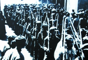 上海工人为配合北伐军进军,在中国共产党的领