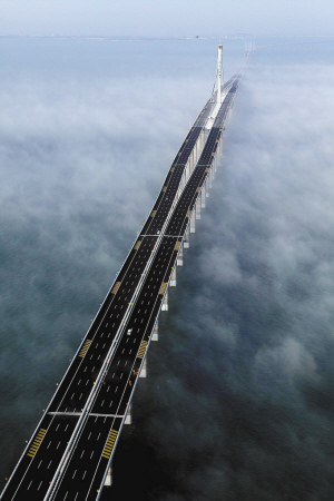 青岛胶州湾大桥和胶州湾隧道是目前世界上最长的跨海大桥和中国最长