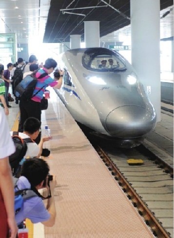 青岛首发高铁动车今晨开出 将增9对动车组(图