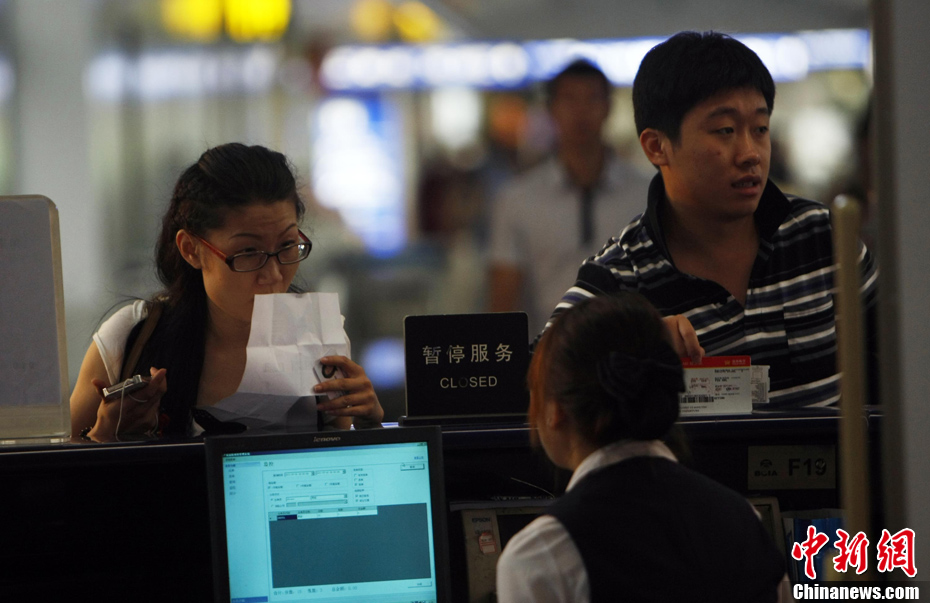 北京发布雷电预警 首都机场大批航班延误(组图