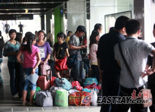 200多名学生抵达上海南站,中介原本承诺带他们到上海的两家加工厂打工