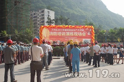 万州建筑工地负责人集中培训 消防演练保安全(组图)