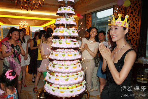 郭金感谢嘉宾参加生日会