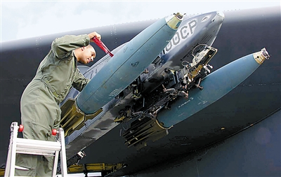 美空军地勤人员为b-52h战略轰炸机安装mk-62水雷